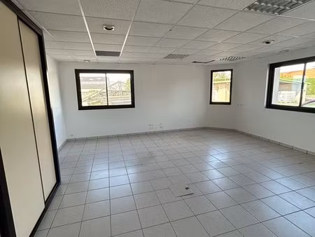 bureau à orée d’anjou 49530 (33m² + pièces communes)