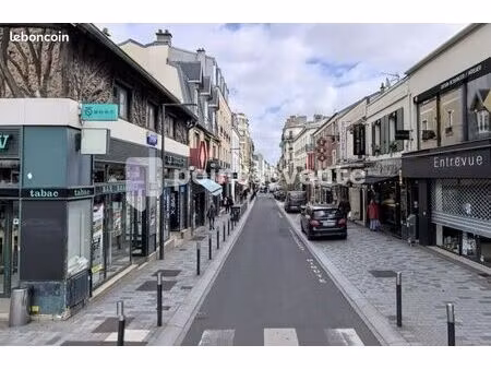 commerce habillement/textile 93 m²