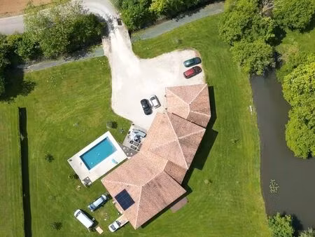 maison de 364m2 avec piscine chauffée et garage de 85m2
