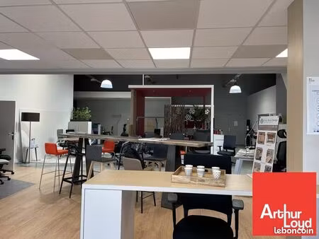 bureau 700 m²