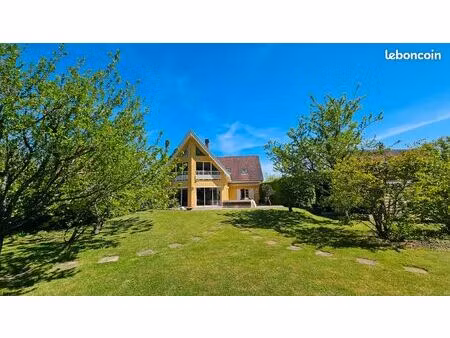 spacieuse maison familiale de 240 m² avec grand terrain et accès forêt