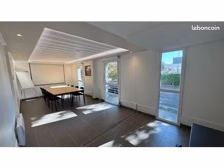 local commercial ou professionnel à louer  à idron  en rdc d'une résidence récente