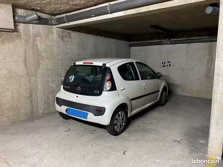 grande place de parking près de la gare
