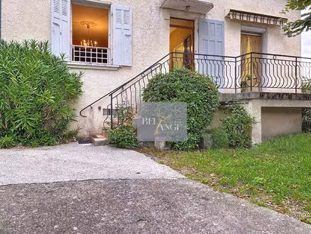 maison familiale nichée dans un écrin de verdure