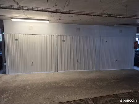 2 boxes et une place de parking