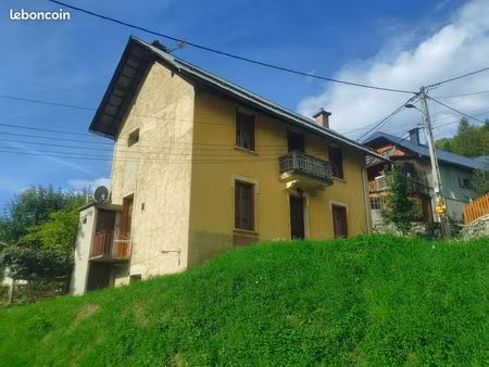 maison de village 'individuelle' composée de 2 appartements indépendants + cave