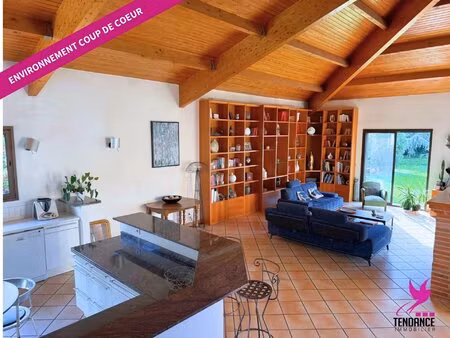 spacieuse maison familiale avec piscine et dépendances.