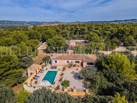 maison de plain-pied avec piscine et annexe dans le coeur de