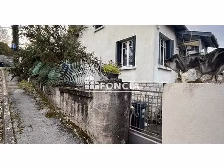 maison individuelle de trois chambres idéalement située sur les hauteurs du quartier de ve