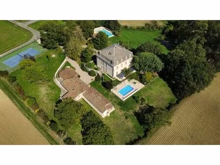 magnifique propriété comprenant une maison de maître  12 gîtes  deux piscines et un tennis
