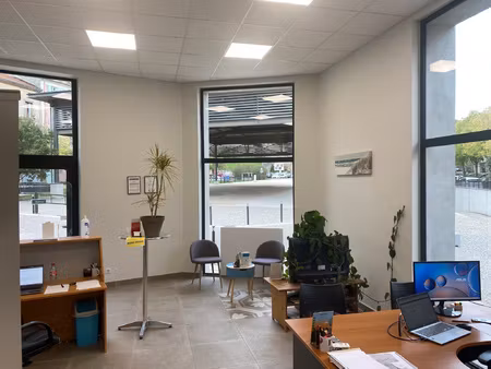 tournon centre  local commercial de 61m2
