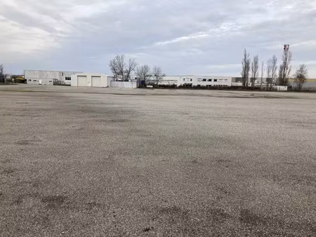 rare a la location un terrain de 19 000 m² au coeur de l'est lyonnais