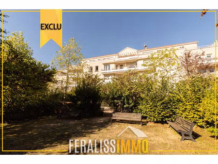 appartement f2 de 44m2 avec balcon et parking  à 5 min du re