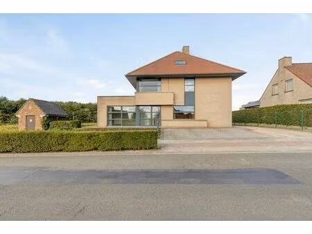 polyvalente kantoorruimte met 3 slaapkamer appartement te koop in tielt!