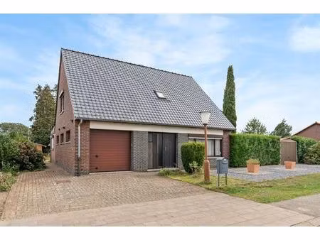 op te frissen woning met 4 slaapkamers rustig gelegen op een perceel van 7a41ca te paal