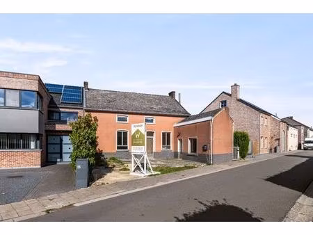 halfopen bebouwing met parkeerplaats in het landelijke velm