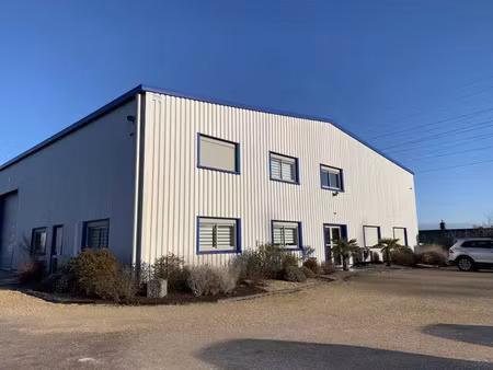 bâtiment d'activités avec grande aire de stockage à louer - 1180 m2 - za des pierrelets - 