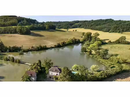 propriété d'exception avec deux lacs privés sud-ouest de la france