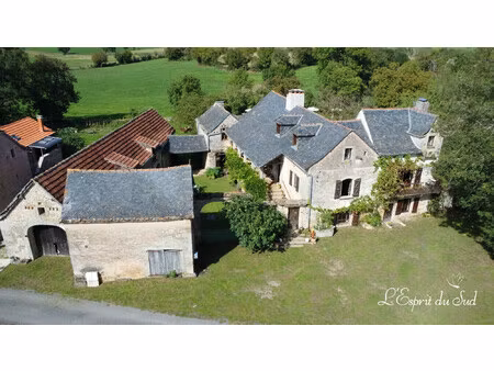 un corps de ferme avec 4 appartements  piscine et terrain de 352