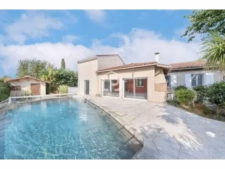 charmante maison familiale de plain-pied de 160 m²  sur une parcelle de 640 m² avec piscin