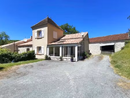 ancien corps de ferme + dépendances