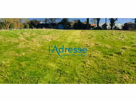 vente terrain 1360 m² à geste (49600)  143 990 €