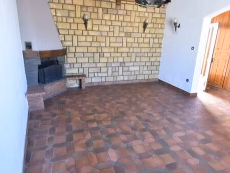 a découvrir au coeur du beaujolais maison de village idéalement placée à proximité de l'éc