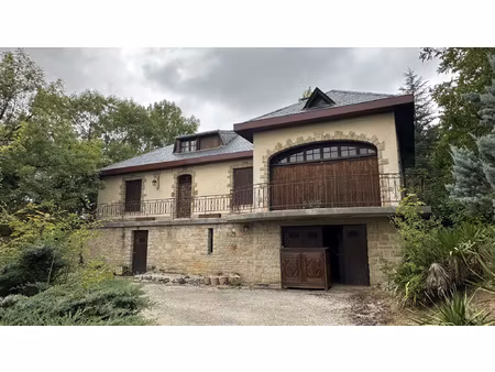 au coeur de laissac : maison de caractère de type 7 avec par