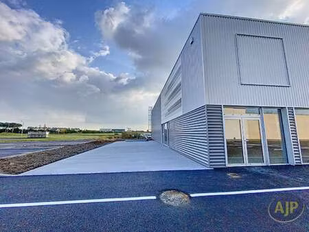 location bureaux et commerces à doué-en-anjou (49700) : à louer / 300m² doué-en-anjou
