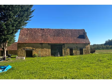 belle grange sur deux niveaux  à restaurer  sur terrain plat