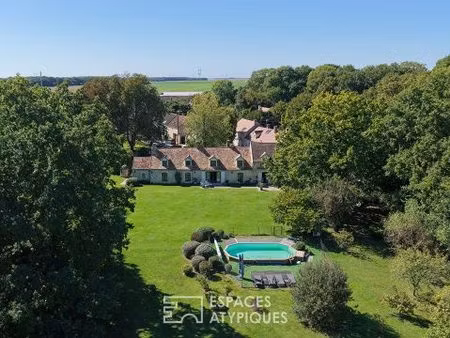 propriété de charme avec une piscine et entourée d'un parc boisé