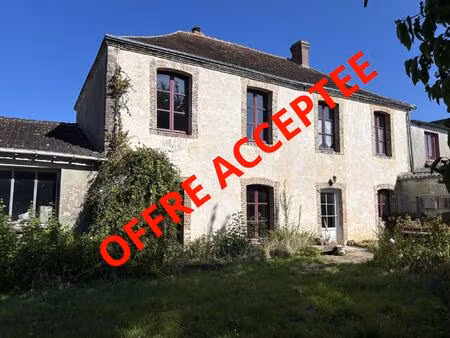 située dans le bourg de fretigny  maison d'habitation offrant d