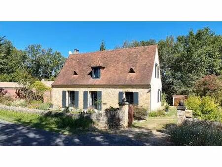 charmante maison avec deux chambres et un bureau