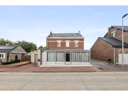 verrassend ruime gezinswoning met 3 slks in montenaken