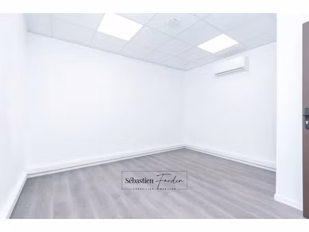 location locaux professionnels 1 pièce 8 m² à gemenos (13420)  200 €