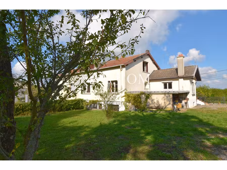 maison de 120 m² à rénover avec 4 chambres  2 garages  grand jardin  sous sol  située à do