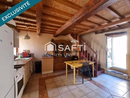 maison avec terrasse  à côté d'un parking gratuit