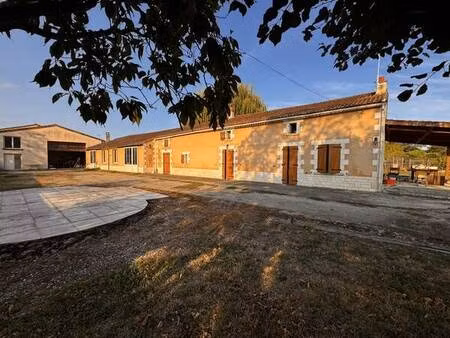 longère avec plusieurs dépendances