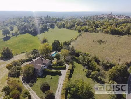 spacieuse propriété avec vue imprenable et piscine près d’un village