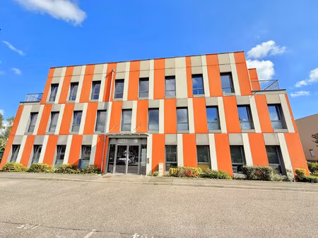 location local professionnel 68m² francheville 69340