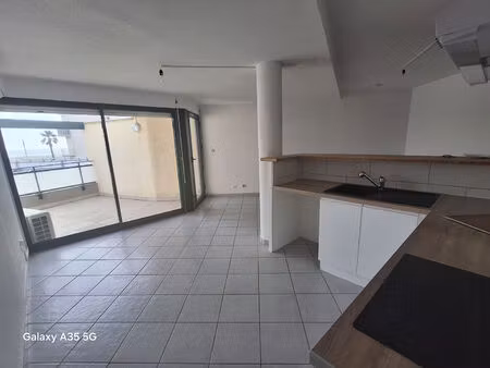 a louer t2bis en front de mer avec terrasse - port la nouvelle