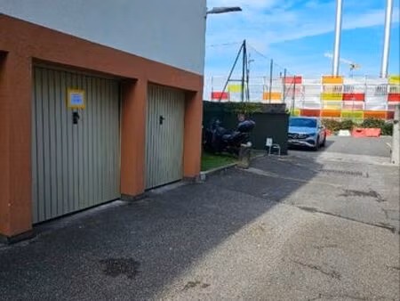 garage très proche arrêt de tram
