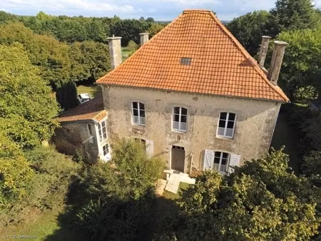 superbe presbytère de caractère avec magnifiques jardins  entre valence-en-poitou et vivon