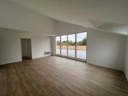 appartement t5 avec terrasse de 63m² à louer à saint erblon - très bon état