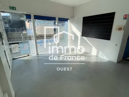 local commercial laval 47 m2