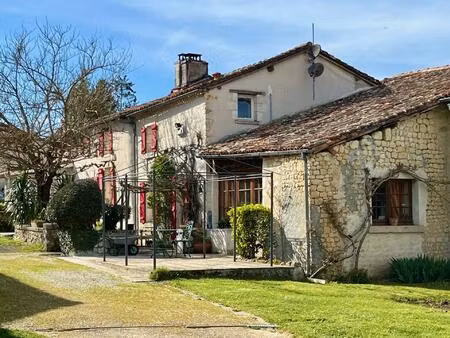 impressionnante maison de campagne avec piscine et possibilités de revenus