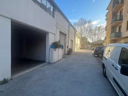 à hyères  garage/entrepot de 37m2 en location