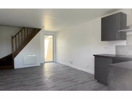 location appartement  m² t-2 à francastel  550 €