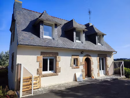 maison vide avec 5 chambres au bourg de trégastel avec jardi