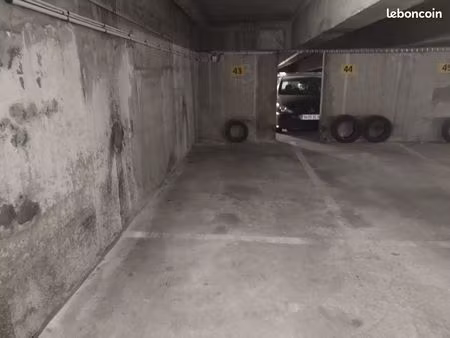 place de parking couvert a louer disponible de suite